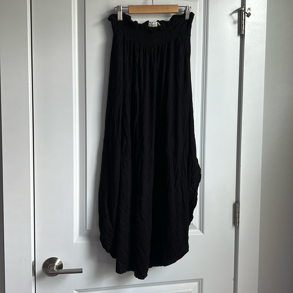 Medium black skirt with pockets